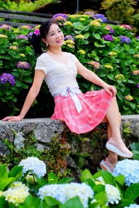 在花丛中拍照的韵味美熟诗舞姐