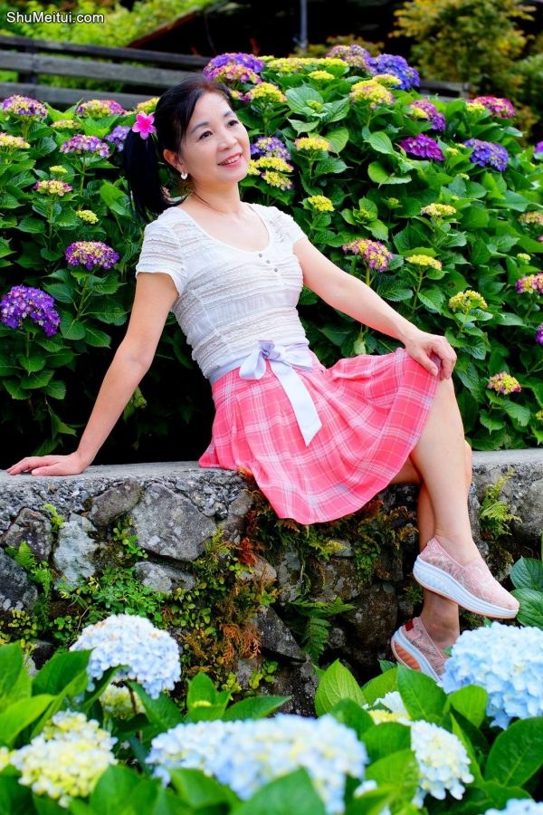 在花丛中拍照的韵味美熟诗舞姐[第5张/共30张]