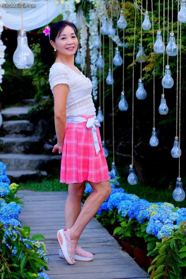 在花丛中拍照的韵味美熟诗舞姐[第25张/共30张]