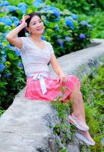 在花丛中拍照的韵味美熟诗舞姐