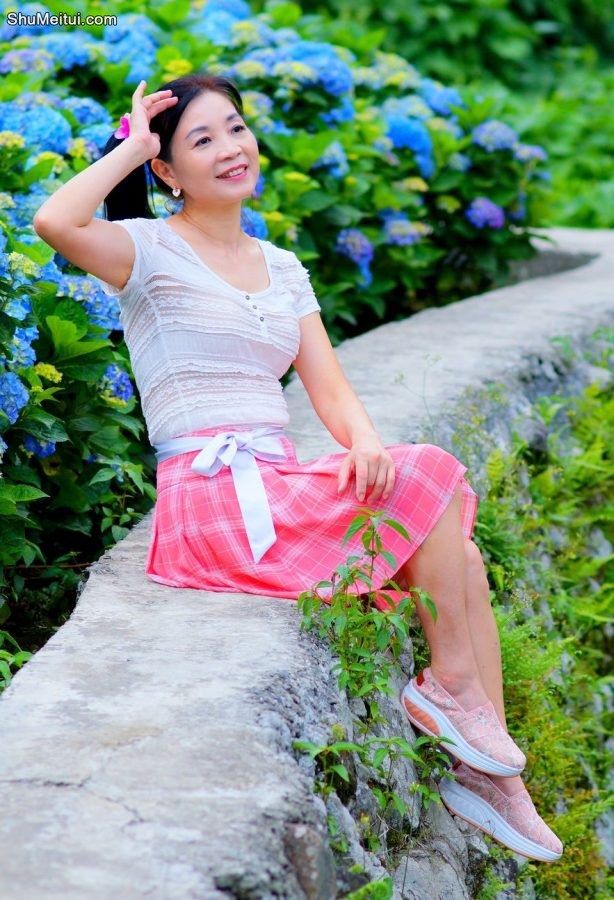 在花丛中拍照的韵味美熟诗舞姐[第19张/共30张]