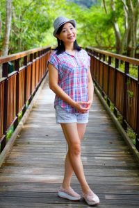 诗舞姐在景区拍照展露成熟美腿