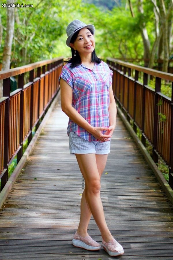 诗舞姐在景区拍照展露成熟美腿[第5张/共26张]