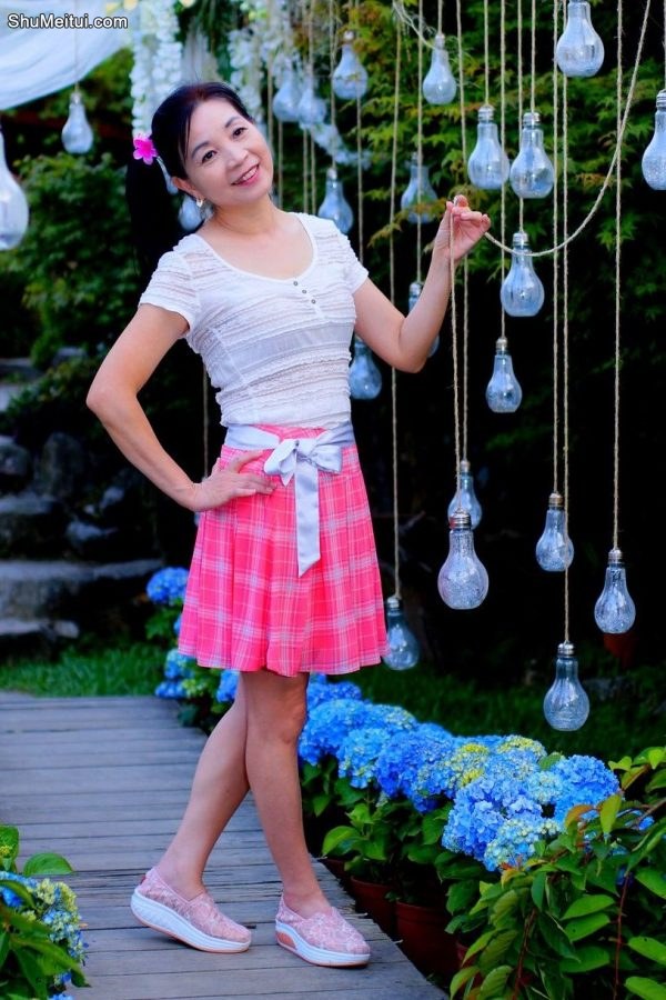 在花丛中拍照的韵味美熟诗舞姐[第24张/共30张]