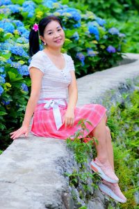 在花丛中拍照的韵味美熟诗舞姐