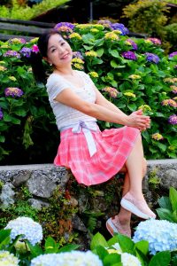 在花丛中拍照的韵味美熟诗舞姐