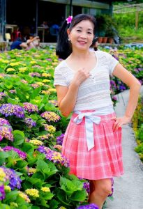 在花丛中拍照的韵味美熟诗舞姐