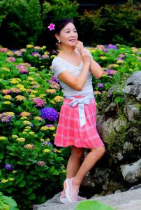 在花丛中拍照的韵味美熟诗舞姐