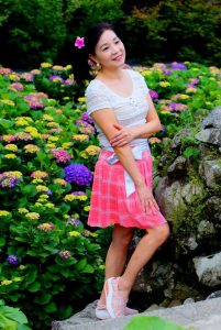 在花丛中拍照的韵味美熟诗舞姐