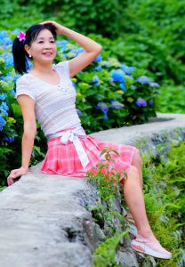 在花丛中拍照的韵味美熟诗舞姐