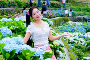 在花丛中拍照的韵味美熟诗舞姐