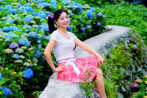 在花丛中拍照的韵味美熟诗舞姐