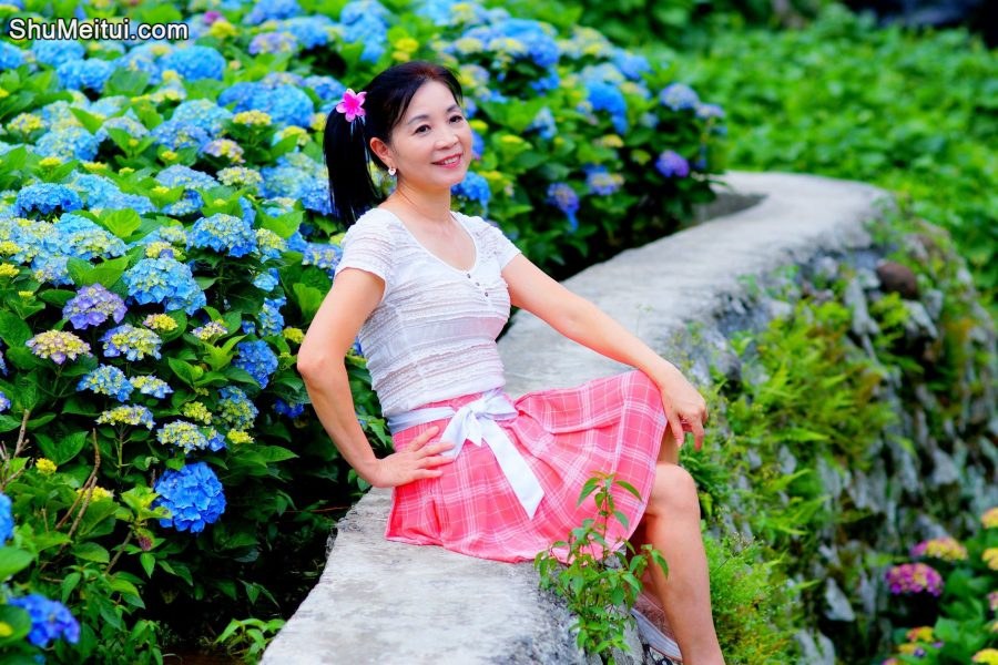 在花丛中拍照的韵味美熟诗舞姐[第14张/共30张]