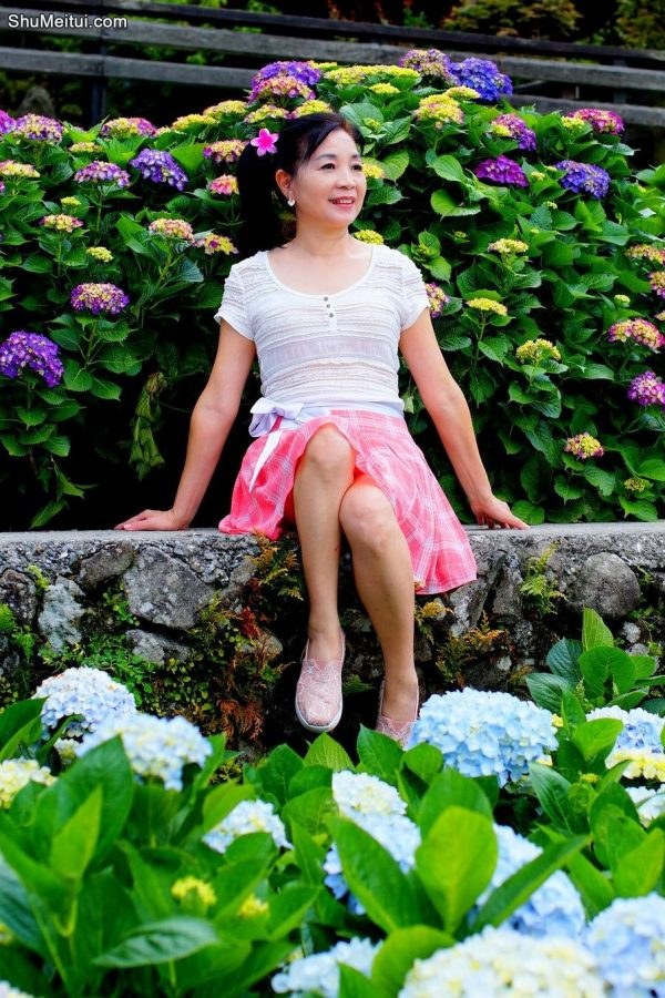 在花丛中拍照的韵味美熟诗舞姐[第4张/共30张]