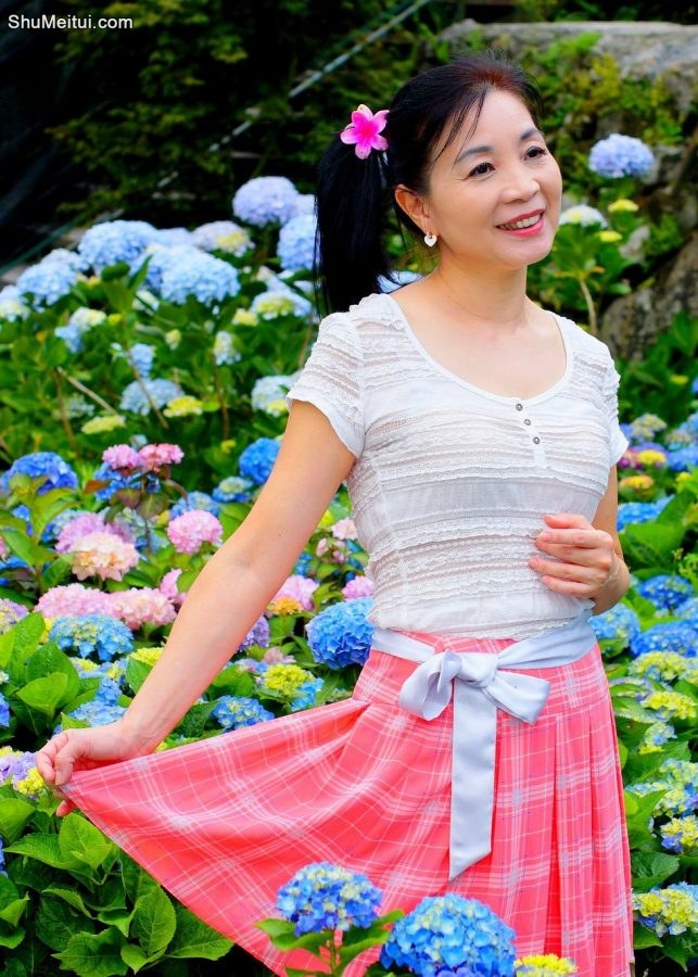 在花丛中拍照的韵味美熟诗舞姐[第10张/共30张]