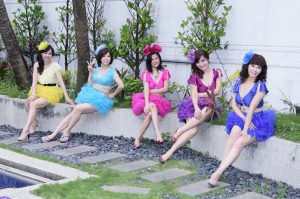 群妇生日会——几位成熟的大姐穿了各色的短裙扮嫩