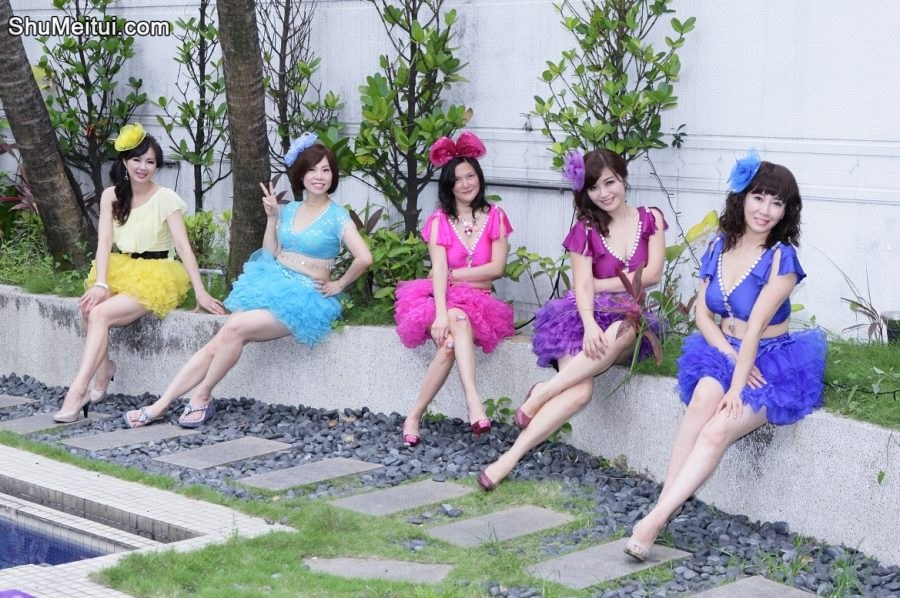 群妇生日会——几位成熟的大姐穿了各色的短裙扮嫩[第3张/共7张]