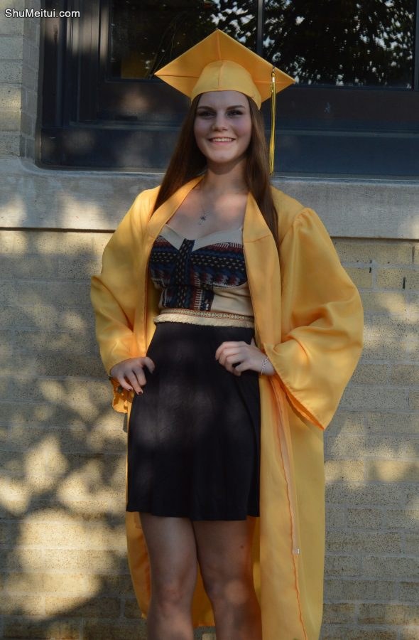 姐姐光荣毕业抱起妹妹不小心露出小内[第4张/共5张]