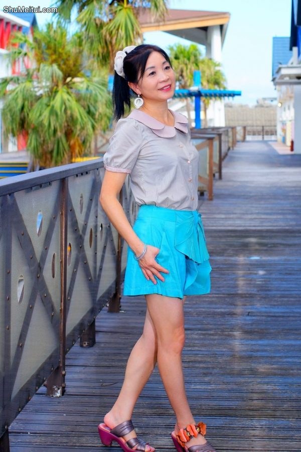 标准拍照姿势熟女诗舞蓝裙露腿[第7张/共28张]