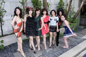 群妇生日会——豪宅院内姐姐们的美腿合照