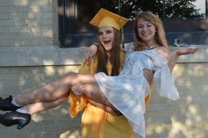 姐姐光荣毕业抱起妹妹不小心露出小内