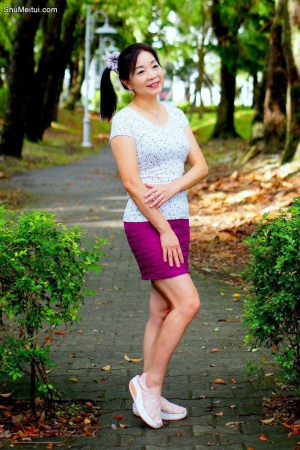 诗舞姐大学校园内展现迷人风采[第8张/共17张]