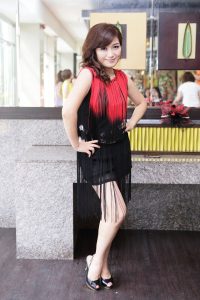 群妇生日会——几位姐姐泳池边齐秀腿