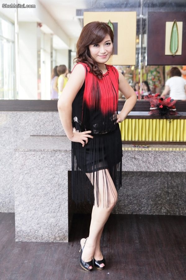 群妇生日会——几位姐姐泳池边齐秀腿[第16张/共17张]