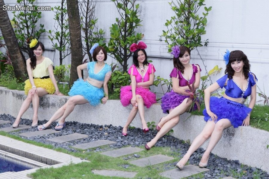 群妇生日会——几位成熟的大姐穿了各色的短裙扮嫩[第2张/共7张]