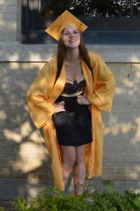 姐姐光荣毕业抱起妹妹不小心露出小内