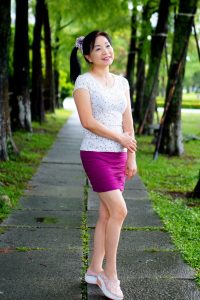 诗舞姐大学校园内展现迷人风采