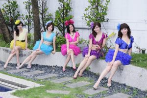 群妇生日会——几位成熟的大姐穿了各色的短裙扮嫩