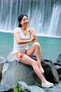 诗舞在瀑布前留影 人美腿美脚也美