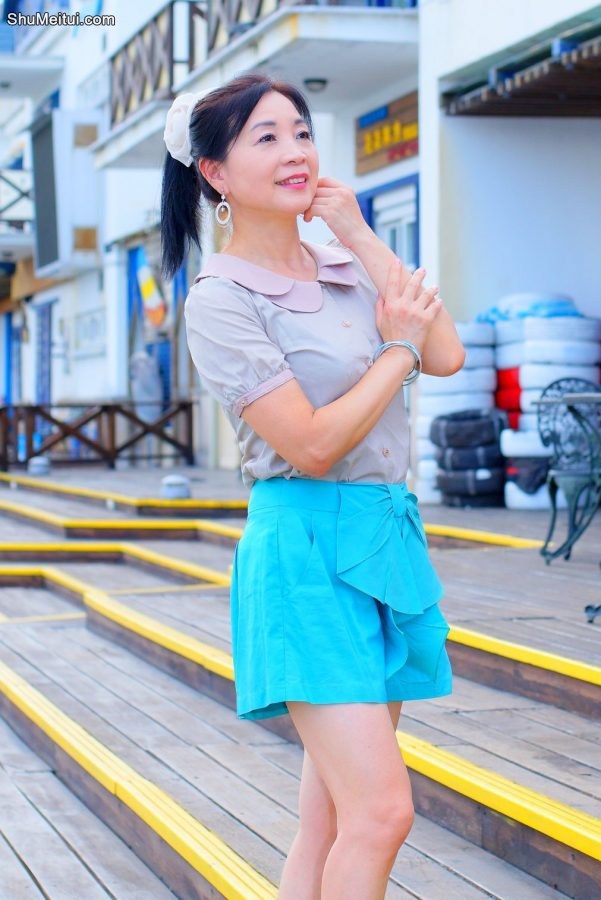 标准拍照姿势熟女诗舞蓝裙露腿[第15张/共28张]