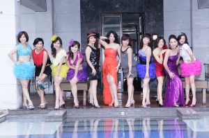 群妇生日会——红裙美姐穿超薄肉色丝袜领衔摄影