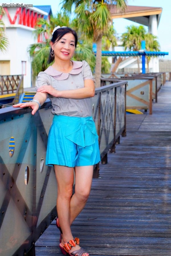 标准拍照姿势熟女诗舞蓝裙露腿[第8张/共28张]