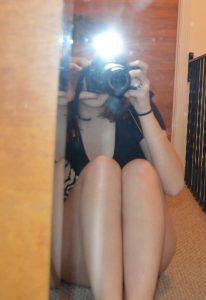 小姐姐拿单反相机自拍自己好看的大腿