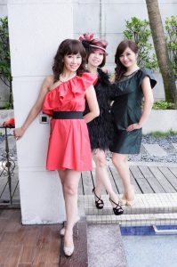 群妇生日会——泳池边美腿合照