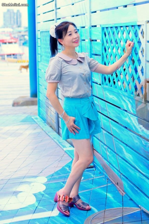 标准拍照姿势熟女诗舞蓝裙露腿[第10张/共28张]