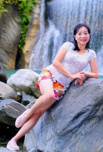 诗舞在瀑布前留影 人美腿美脚也美