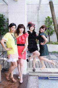 群妇生日会——泳池边美腿合照