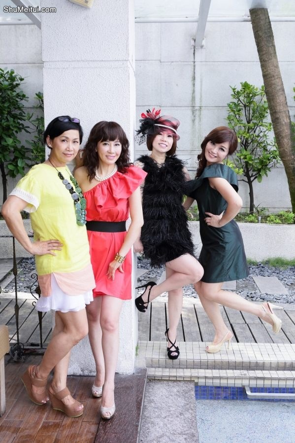 群妇生日会——泳池边美腿合照[第10张/共12张]