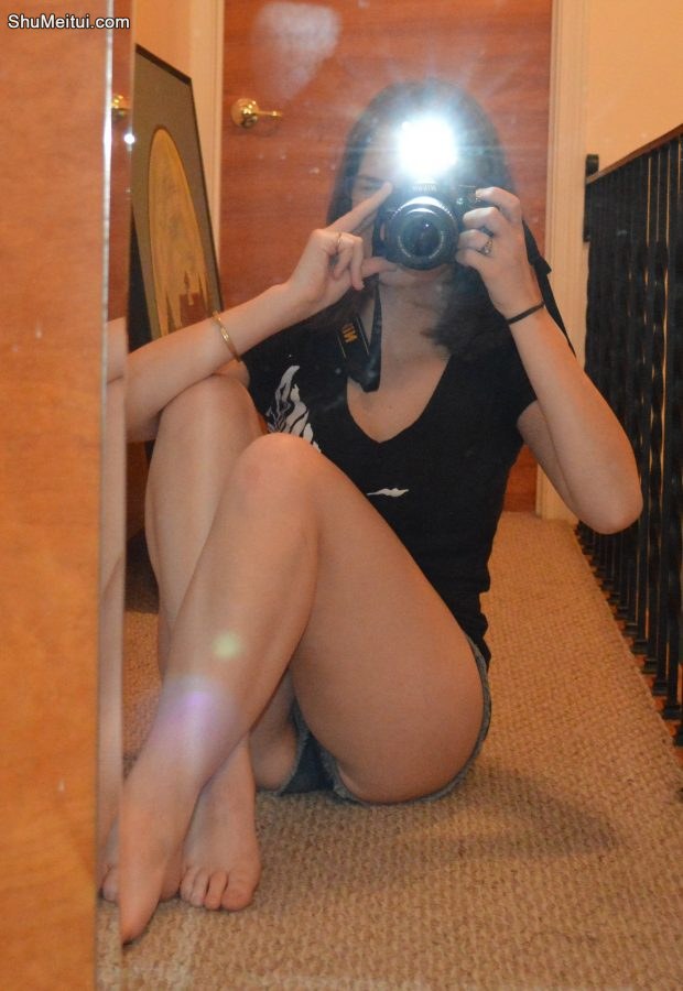 小姐姐拿单反相机自拍自己好看的大腿[第1张/共3张]