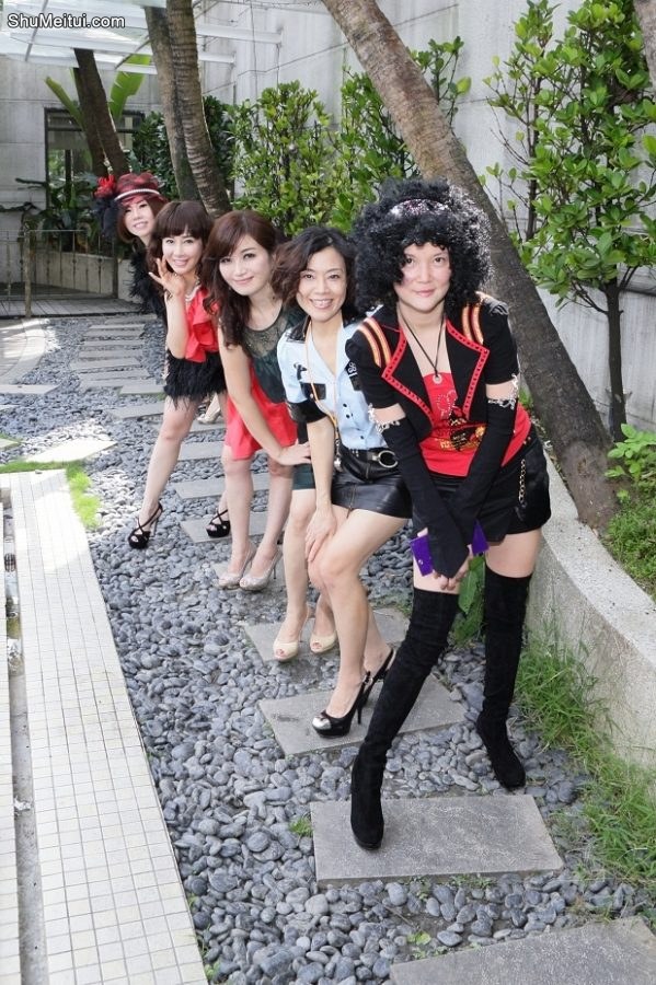 群妇生日会——豪宅院内姐姐们的美腿合照[第3张/共13张]