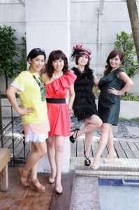 群妇生日会——泳池边美腿合照