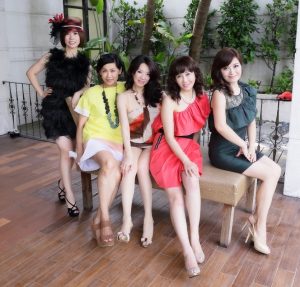 群妇生日会——泳池边美腿合照