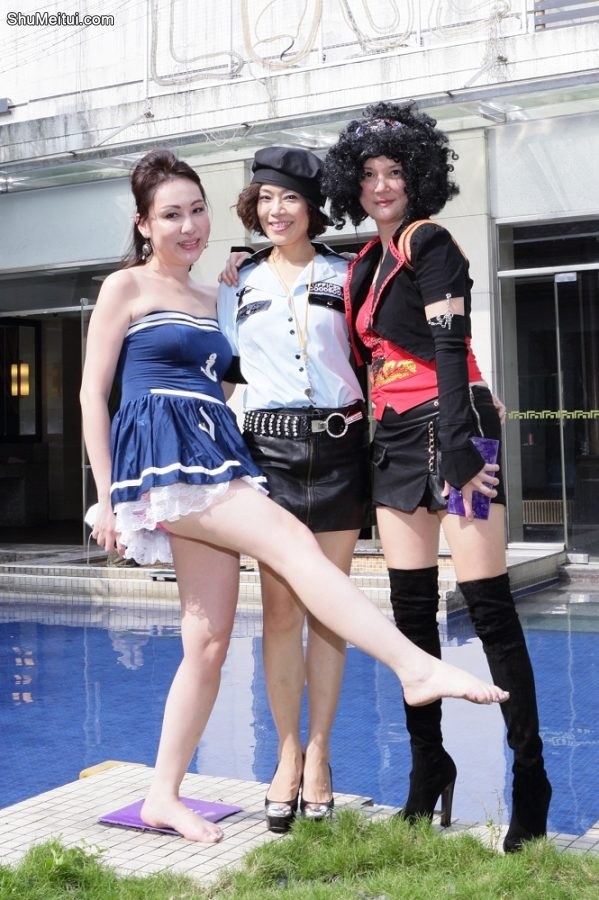 群妇生日会——豪宅院内姐姐们的美腿合照[第6张/共13张]