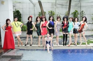 群妇生日会——泳池边美腿合照