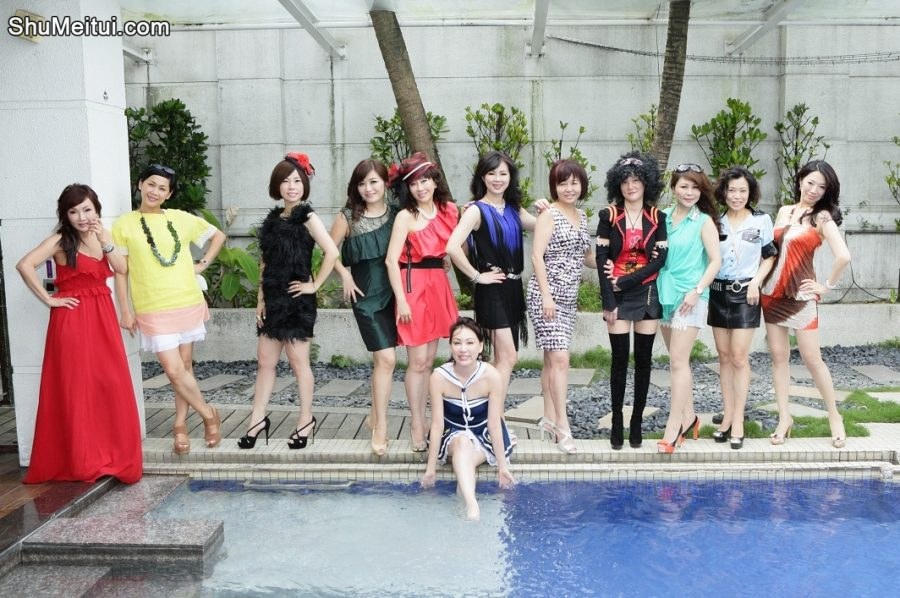群妇生日会——泳池边美腿合照[第3张/共12张]