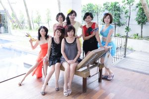 群妇生日会——红裙美姐穿超薄肉色丝袜领衔摄影